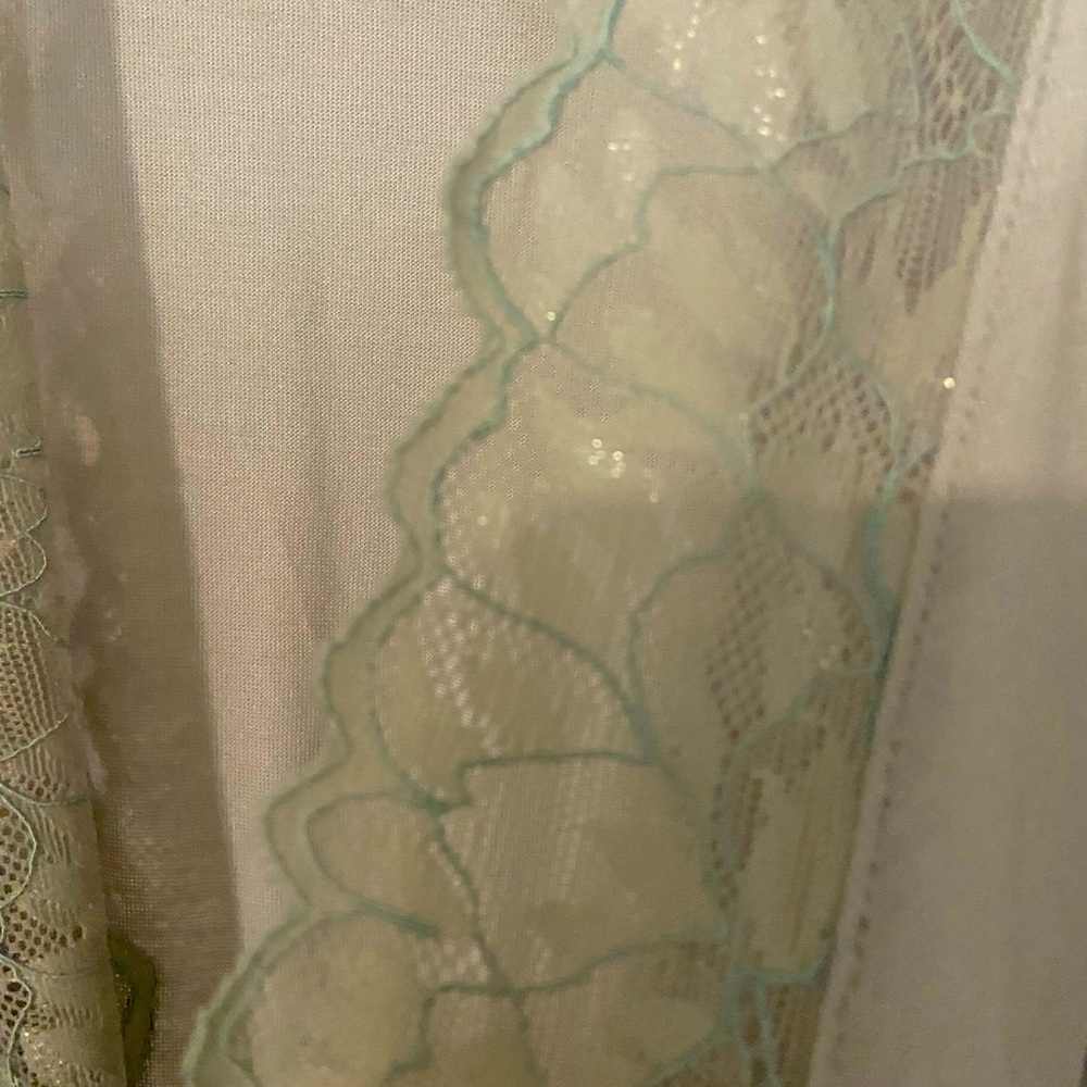 Eberjey lightweight Daria balloon sleeve robe
Size Medium